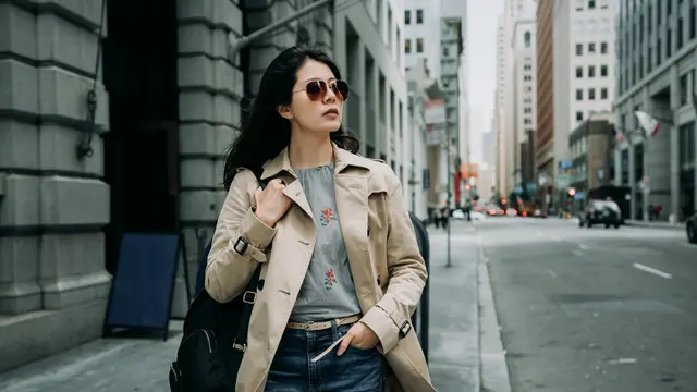 wanita april sedang jalan