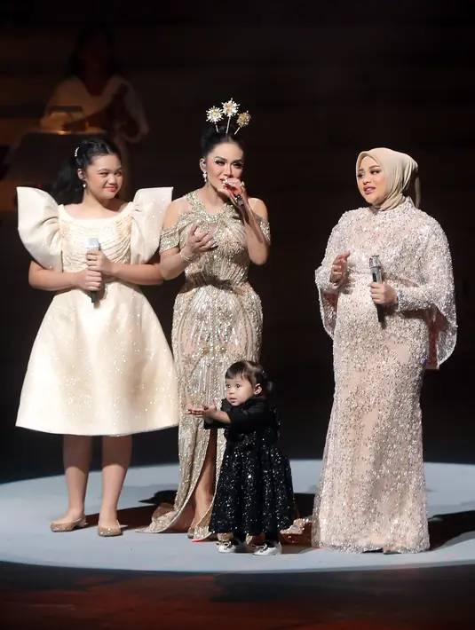 Konser Semesta Krisdayanti dihelat Sabtu (5/8/2023) di JIEXPO Convention Centre and Theatre, Kemayoran, Jakarta. Salah satu Diva Pop Indonesia itu secara bertubi-tubi membawakan lagu bersama dua anaknya. [Foto; Bambang E Ros/Fimela.com]
