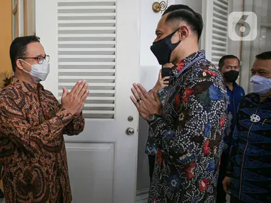 Gubernur DKI Jakarta Anies Baswedan (kiri) memberi isyarat salam kepada Ketua Umum Partai Demokrat Agus Harimurti Yudhoyono atau AHY (kanan) saat menerima kunjungannya di Balai Kota DKI Jakarta, Kamis (6/5/2021). Kunjungan AHY untuk silaturahmi dan membicarakan Jakarta. (Liputan6.com/Faizal Fanani)