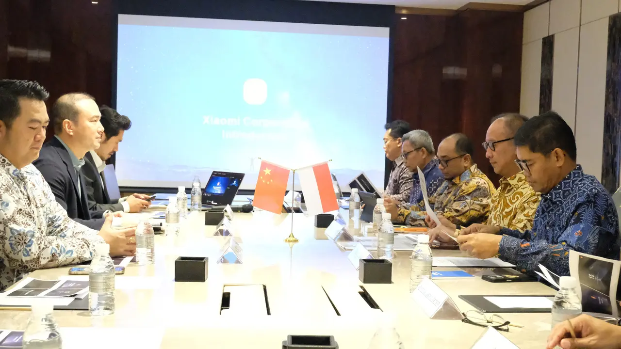 Menperin Agus Gumiwang Kartasasmita melakukan pertemuan bilateral dengan Associate Government Affairs Director Xiaomi Communications Co., Ltd., Jon Dove di Shanghai, China, Jumat, (10/10/2025). (Foto: Kemenperin)