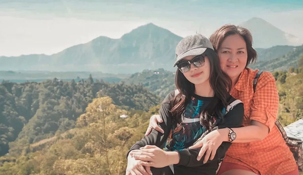 Enggak cuma di luar negeri, wanita kelahiran Jakarta ini juga menikmati pemandangan alam di Indonesia. Bersama sang mama, bintang sinetron ini berkunjung di Gunung Batur, Bali.  (Liputan6.com/IG/natashawilona12)