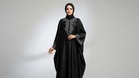 Gamis Kaftan Hitam Aksen Bordir/Model Gamis Bahan Sutra dengan Potongan Straight Klasik (Sumber: gemini.com)