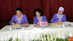 Citizen6, Jakarta: Ketua umum harian Dharma Pertiwi diserahterimakan dari Nani Noer Muis kepada Euis Sukirno. Bertempat di Jalan Proklamasi, Jakarta Pusat, Selasa (5/7). (Pengirim: Badarudin Bakri)
