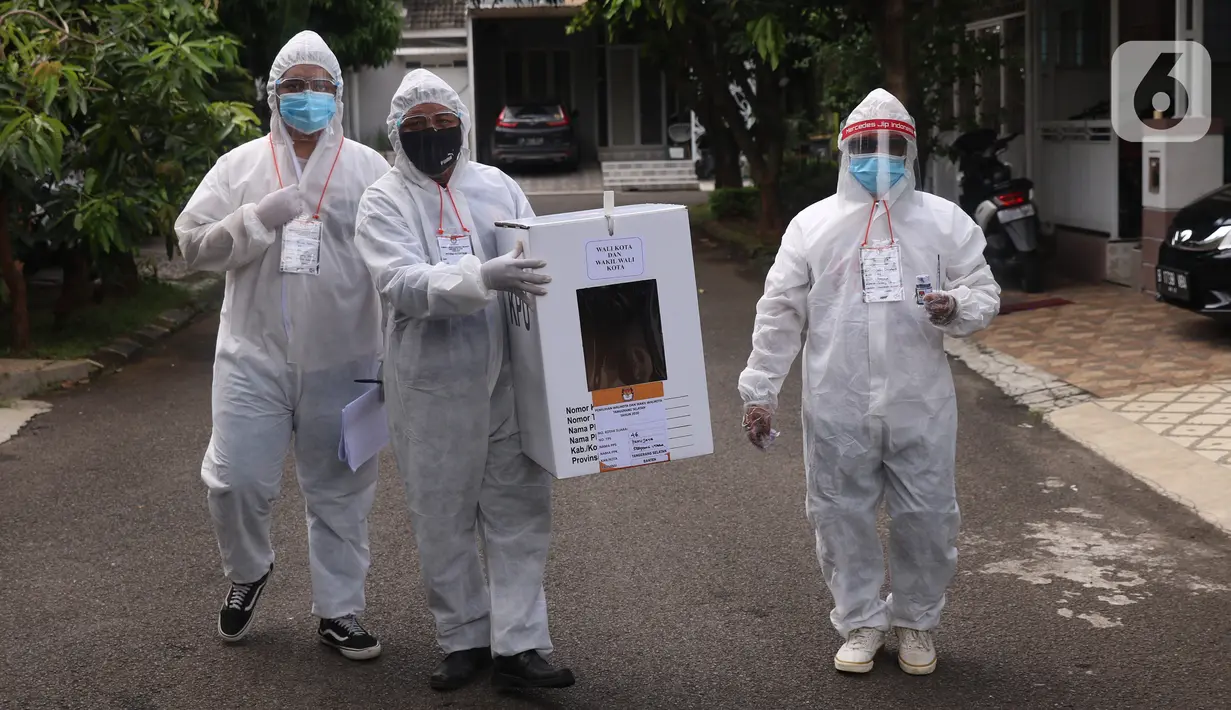 Petugas KPPS dengan mengenakan APD lengkap menuju rumah warga yang sakit untuk memberikan hak pilihnya dalam Pilkada Kota Tangerang Selatan di Paku Jaya, Serpong Utara, Rabu (9/12/2020). Mereka mendatangi warga yang tidak bisa mencoblos di TPS karena sakit. (Liputan6.com/Angga Yuniar)