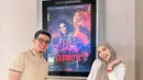 Zaskia Sungkar dan Irwansyah tampil ceria dan antusias saat berpose di depan poster film 'Qodrat 2'. Keduanya sangat mendukung film terbaru Acha Septriasa. Meski Acha tak tampak di sana, ia mengucapkan terima kasih atas support yang diberikan. (Liputan6.com/IG/@zaskiasungkar15)