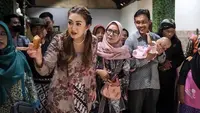 Napa Urbach tampil mengenakan kebaya kutu baru motif cokelat berbunga, dipadukan kain lilit sebagai bawahan. Ia pun melengkapi penampilan dengan kalung mutiaranya. Credit (@nafaurbach)