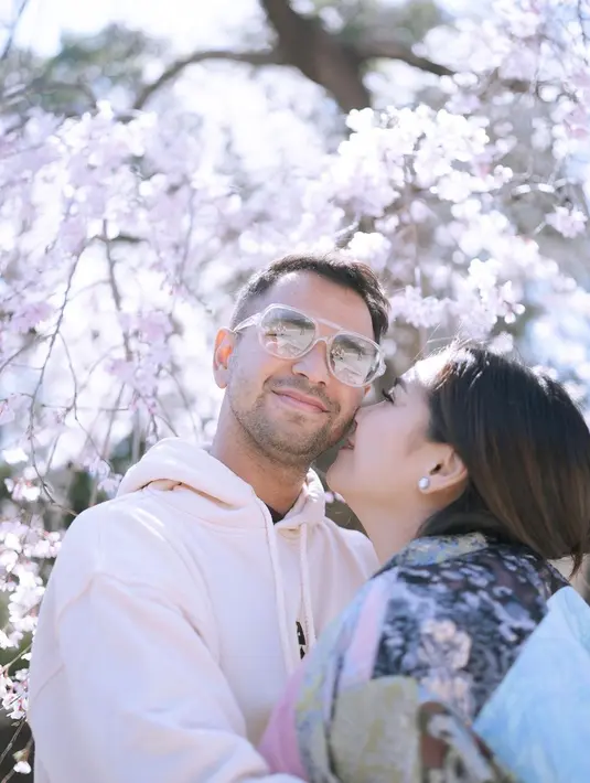Pasangan artis yang satu ini memang tak sungkan pamer kemesraan di depan publik dan banyak sekali yang menyukainya. Berlatar bunga sakura, dalam foto ini Nagita Slavina mencium Raffi Ahmad. Keduanya memang selalu romantis di berbagai kesempatan.(Liputan6.com/IG/@raffinagita1717)