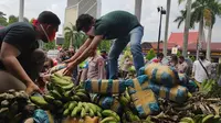 Personel Polda Riau mengeluarkan paket ganja di bawah pisang yang dibawa memakai mobil pickup. (Liputan6.com/M Syukur)