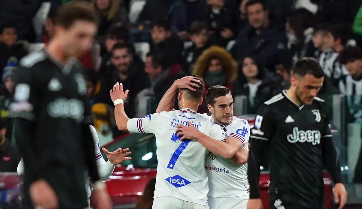 Pemain Sampdoria Filip Duricic (tengah) merayakan setelah mencetak gol ke gawang Juventus pada pertandingan sepak bola Serie A Liga Italia di Juventus Stadium, Turin, Italia, 12 Maret 2023. Juventus mengalahkan Sampdoria dengan skor 4-2. (Spada/LaPresse via AP)