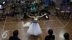 Suasana latihan jelang konser tunggal Andien bertajuk 'Metamorfosa', Jakarta, Senin (14/9/2015). Andien menggaet The Cash  yang terdiri dari Tora Sudiro, Vincent Rompies, Desta dan Ringgo Agus Rahman. (Liputan6.com/Herman Zakharia) 