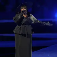 Penampilan Yseult berhasil membuat penonton terpikat dengan suara dan gaya fashion yang ditampilkannya dengan mengenakan koleksi Dior Haute Couture. Lebih lanjut, berikut detail penampilan Yseult. [Dok/DIOR].