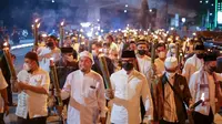 Wali Kota Bogor Bima Arya bersama ulama, muspika, dan masyarakat mengikuti pawai obor menyambut Ramadhan 2022. (Liputan6.com/Achmad Sudarno)