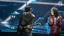 Personel grup band Slank Kaka dan Ridho beraksi pada konser mereka yang bertajuk ‘Slank in Love’ di Balai Sarbini, Jakarta, Selasa (27/2). Konser dihadiri ratusan penggemar Slank atau kerap disebut Slankers. (Liputan6.com/Faizal Fanani)