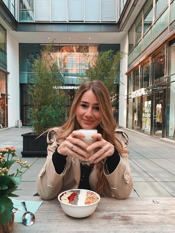 Julia Vigas, Istri gelandang Liverpool Thiago Alcantara. (foto: Instagram @juliavigas)