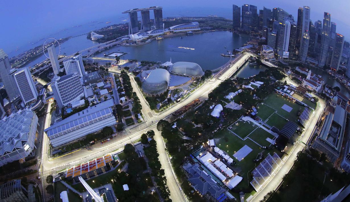 Suasana kawasan Sirkuit Marina Bay City tempat penyelenggaraan F1 GP Singapura (17/9/2017). Pebalap Mercedes, Lewis Hamilton menjadi juara pada ajang tersebut. (AP/Wong Maye-E, File)
