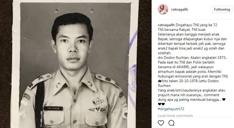 Ayahnda Ratna Galih, drs. Dodon Ruchian, seorang anggota kepolisian.