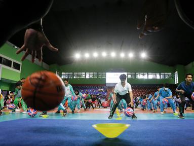 Siswa siswi Madrasah berlatih teknik dasar bola basket di GOR Bulungan Jakarta, Selasa (31/05/2022). Kementerian Agama (Kemenag) bekerja sama dengan National Basketball Association (NBA) menyelenggarakan workshop Jr. NBA Coaches Academy tatap muka pertama sejak tahun 2020. (Liputan6.com/Fery Pradolo)