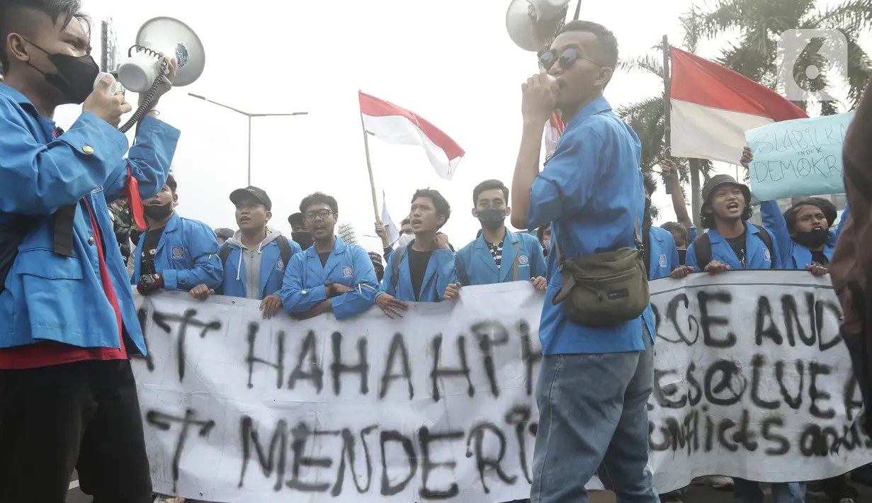 Aliansi Mahasiswa dari berbagai universitas melakukan aksi jalan kaki menuju Gedung MPR/DPR/DPD untuk menyuarakan aspirasi, Senin (11/4/2022). Dalam aksinya, mereka menuntut penurunan harga bahan pangan, menolak isu perpanjangan masa jabatan Presiden. (Liputan6.com/Helmi Fithriansyah)