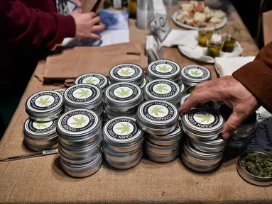 Pengunjung melihat produk ganja di International Cannabis Expo pertama yang berlangsung di Athena, Yunani, Minggu (14/1). Parlemen Yunani diharapkan menyetujui penggunaan ganja dalam dunia medis pada beberapa pekan mendatang. (AFP PHOTO/LOUISA GOULIAMAKI)