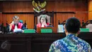 Hakim tampak bertanya kepada saksi di sidang lanjutan Udar Pristono, Pengadilan Tipikor, Jakarta, Senin (1/6/2015). Udar Pristono menjadi terdakwa kasus dugaan korupsi pengadaan bus Transjakarta 2012-2013 (Liputan6.com/Yoppy Renato)
