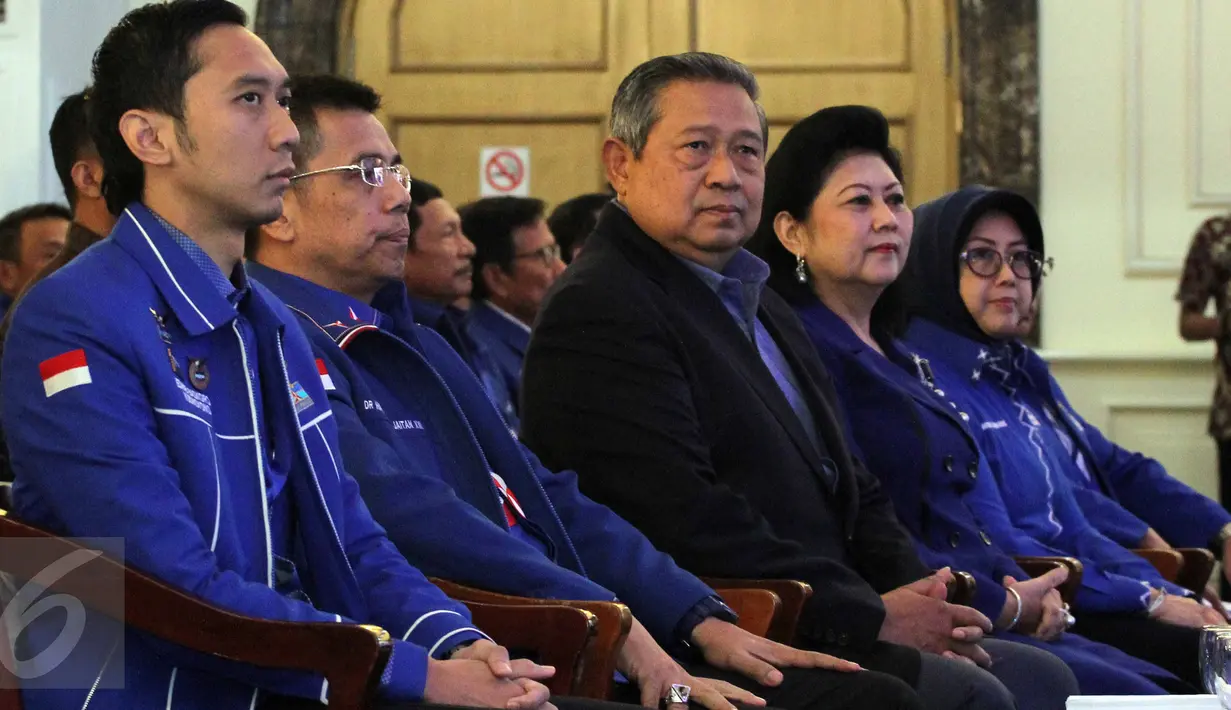 Ketum DPP Partai Demokrat Susilo Bambang Yudhoyono menghadiri Penutupan Rapat Pleno Partai Demokrat di Cianjur, Jawa Barat, Minggu (30/8/2015). Acara tersebut dihadiri 233 pasangan calon kepala daerah yang diusung Demokrat. (Liputan6.com/Helmi Afandi)
