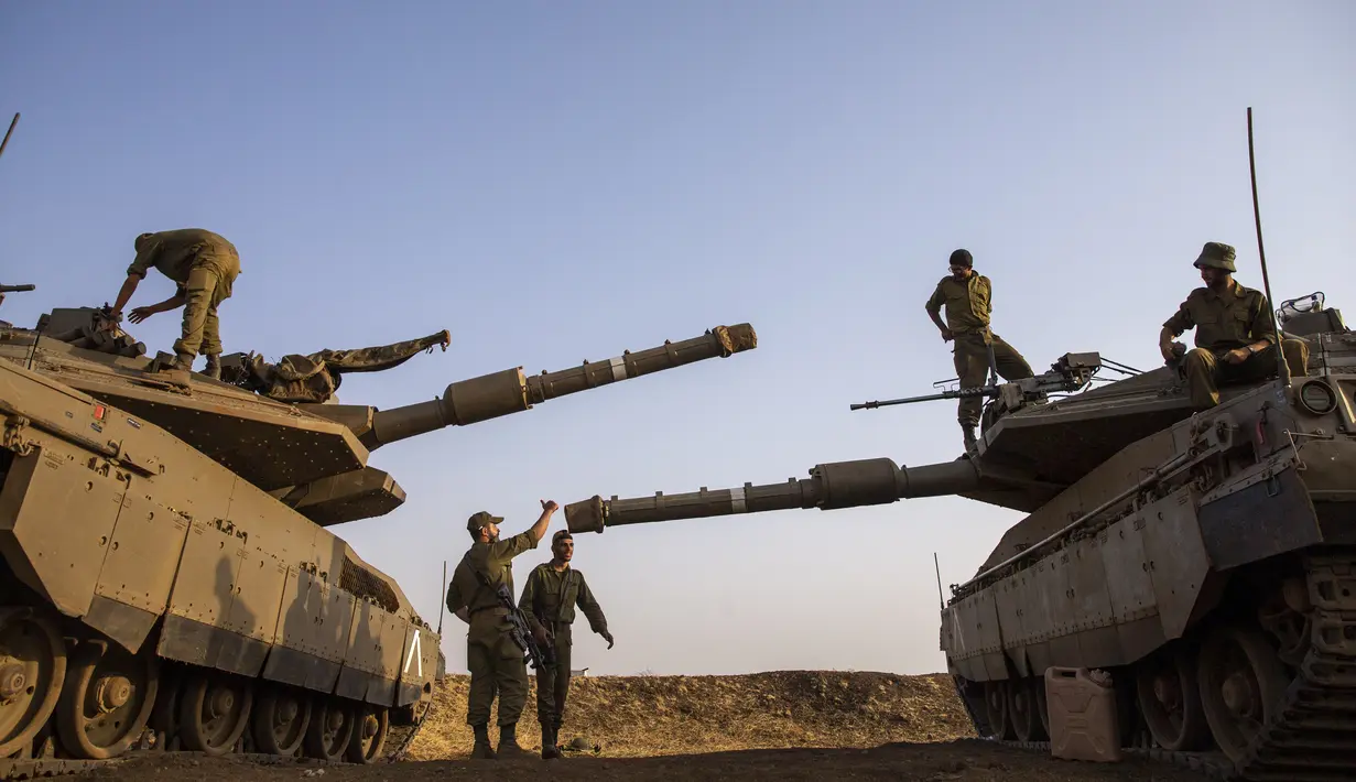 Tentara Israel bekerja di tank-tank dekat perbatasan dengan Lebanon di Dataran Tinggi Golan, Selasa (28/7/2020). Perdana menteri Lebanon menuduh Israel memprovokasi "peningkatan bahaya" di sepanjang perbatasan. (AP Photo/Ariel Schalit)