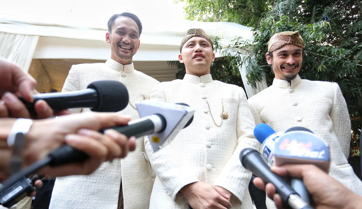 Selain politisi yang menjadi saksi nikah pasangan Moreno Soeprapto dan Noorani Sukardi, beberapa selebriti terlihat hadir pada pernikahan yang digelar di kediaman mantan Menteri BUMN Laksamana Sukardi tersebut. (Adrian Putra/Bintang.com)