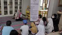 Suasana kelas mendongeng anak di ruang pustaka Cirebon. Foto (Liputan6.com / Panji Prayitno)