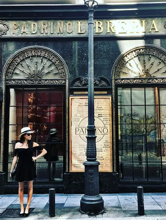 Untuk beraktivitas di luar rumah, mini dress memang sering sekali jadi pilihan Meghan Markle. Kali ini Meghan makin terlihat cantik dengan mini dress hitam dengan model Sabrina. (Instagram/meghanmarkle)