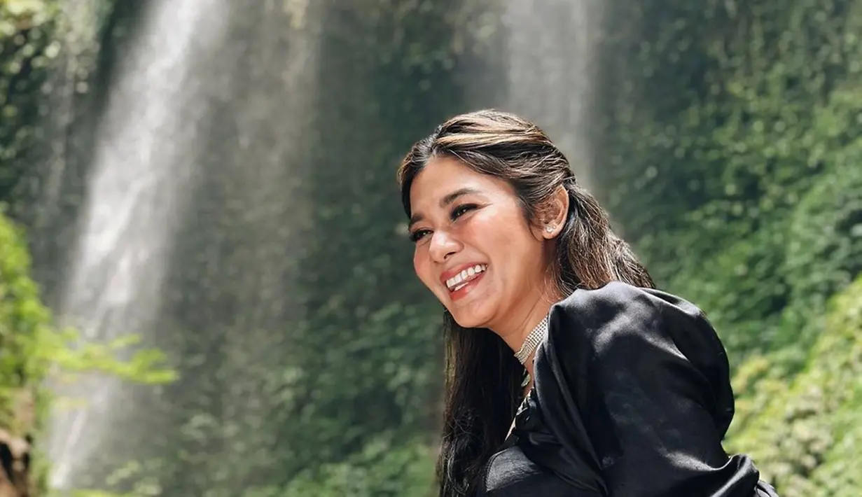 Tampil menawan dengan gaun hitam, Naysilla Mirdan saat jalani pemotretan sambil duduk di atas batu, gayanya ini disebut bak bidadari dari kayangan. Banyak netizen pun membanjiri kolom komentar Instagramnya. 
 (Liputan6.com/IG/@naymirdad)
