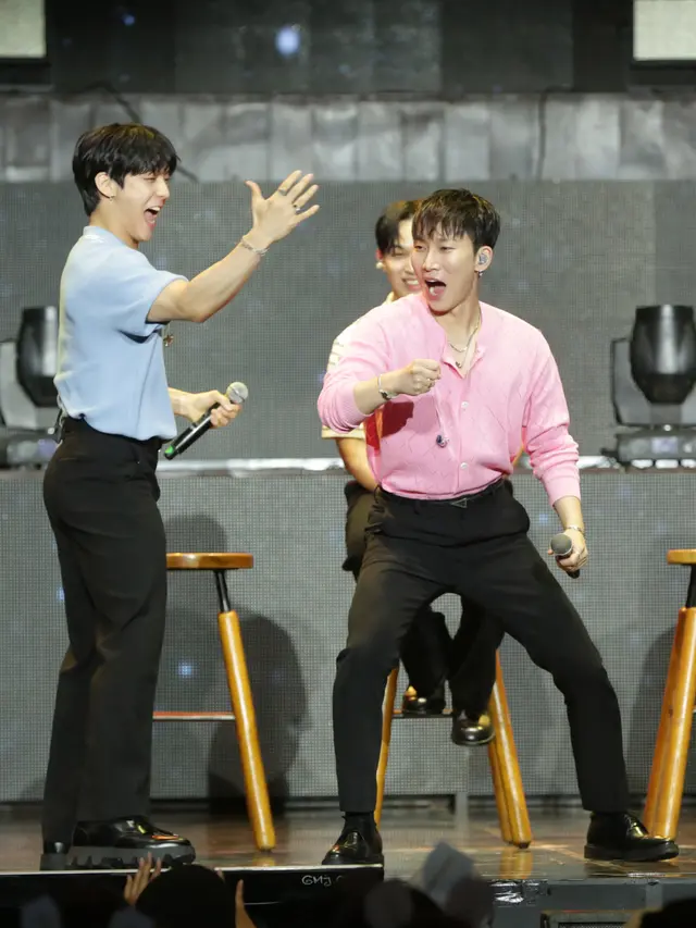 Potret BTOB Konser di Jakarta Kenakan Pakaian Warna Pastel