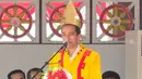 Presiden Jokowi memakai baju adat Nias berwarna kuning dengan aksen bordiran oranye saat memberikan pidato di pendopo Kabupaten Nias, Gunungsitoli, Sumatera Utara, Agustus 2016. (Youtube/Kementerian Sekretariat Negara RI.)