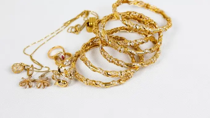 Ilustrasi Gelang Emas 24 Karat (Photo by Syef F Hashemi on Unsplash)