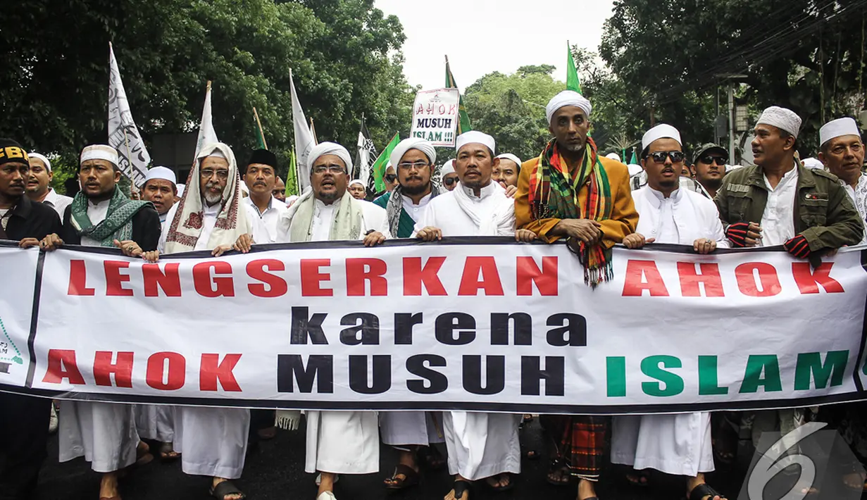 Gerakan Masyarakat Jakarta (GMJ) melakukan aksi longmarch dari Bundaran Hotel Indonesia  menuju kantor DPRD DKI Jakarta di Kebon Sirih, Jakarta, Senin (10/11/2014)   (Liputan6.com/Faizal Fanani)