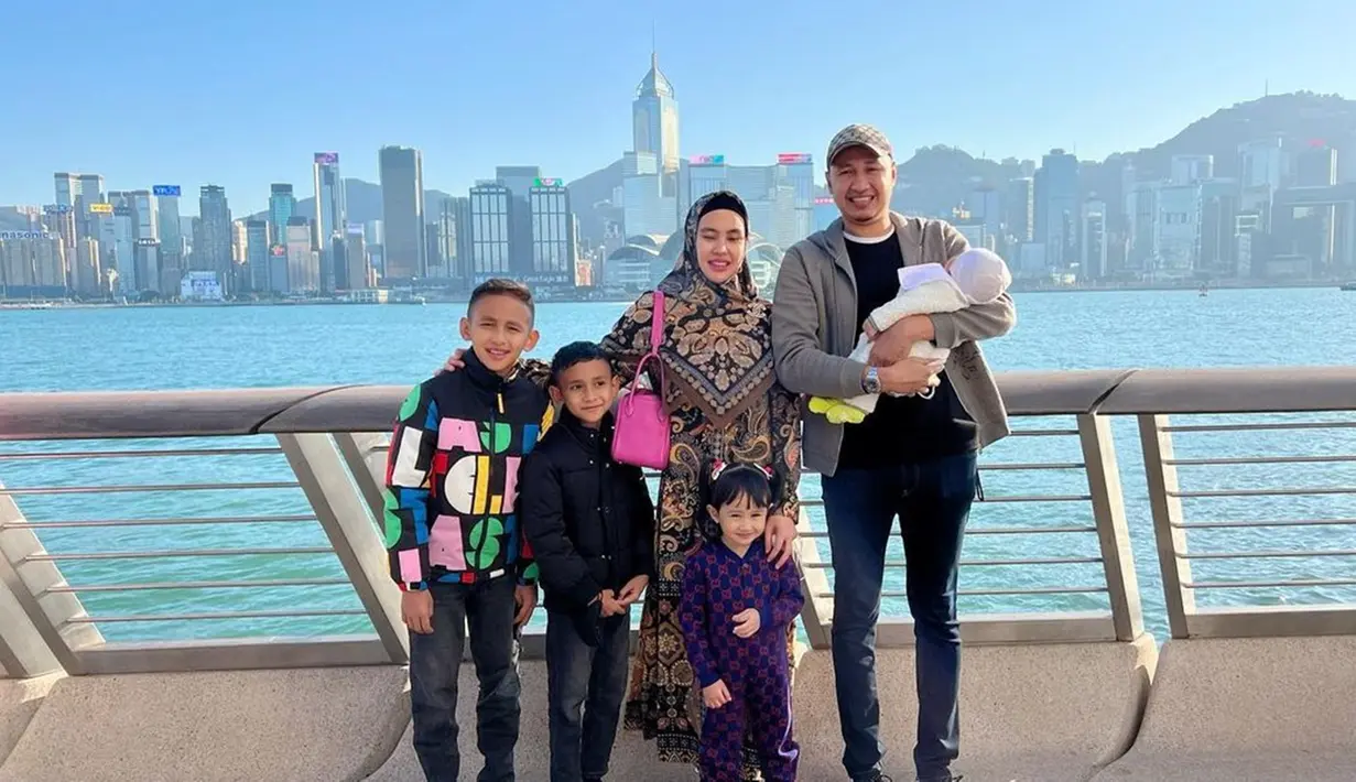 Momen saat wanita yang akrab disapa Karput serta sang suami mengajak keempat anak mereka liburan ke luar negeri juga menjadi sorotan. Terlebih, meski Kartika Putri menjadi ibu sambung dari putra Habib Usman, namun kasih sayang yang diberikan tak dibedakan. (Liputan6.com/IG/@kartikaputriworld)