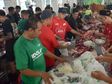 Petugas bersiap mendistribusikan daging kurban yang telah disembelih di Rumah Potong Hewan (RPH) Masjid Istiqlal, Jakarta, Selasa (18/6/2024). (Liputan6.com/Herman Zakharia)