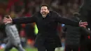 Pelatih Atletico Madrid, Diego Simeone, merayakan kemenangan atas Liverpool pada laga Liga Champions di Stadion Anfield, Rabu (11/3/2020). Liverpool takluk 2-3 dari Atletico Madrid. (AP/Peter Byrne)