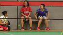 Para atlet putri menikmati waktu istirahat saat berlatih di GOR PB Jaya Raya, Pd. Sawah Indah, Sawah Lama (23/3/2018). PB Jaya Raya tengah menyiapkan diri untuk kejuaraan Junior Grand Prix 3-8 April 2018. (Bola.com/Nick Hanoatubun)