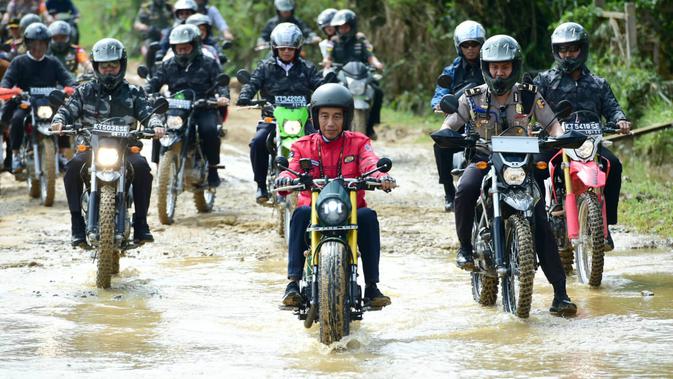 Presiden Jokowi menyusuri jalan perbatasan trans-Kalimantan yang terletak di Kecamatan Krayan, Kabupaten Nunukan, Provinsi Kalimantan Utara, Kamis (19/12/2019). (foto: Biro Pers Setpres)