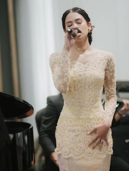 Choker+kebaya bisa jadi inspirasi tampilan kita dari Maudy Ayunda, nih tertarik coba? (@maudyayunda)