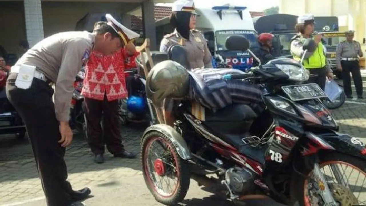 Polisi membantu pembuatan SIM D, khusus untuk penyandang difabel (Foto:NTMC Polri)