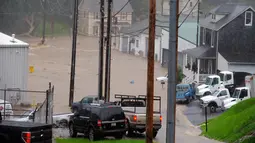 Kondisi banjir yang menggenangi Ellicott City di Maryland (27/5). Sejauh ini belum diketahui jumlah korban jiwa akibat banjir bandang ini. (Kenneth K. Lam / The Baltimore Sun via AP)