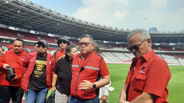 Sekretaris Jenderal (Sekjen) PDI Perjuangan (PDIP) Hasto Kristiyanto mengecek persiapan menyambut peringatan Bulan Bung Karno yang akan digelar di Stadion Gelora Bung Karno (GBK) Senayan Jakarta, pada 24 Juni 2023.