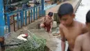 Anak-anak berenang di aliran Sungai Kalimalang, Jakarta, Selasa (18/8/2020). Keterbatasan ekonomi menyebabkan anak-anak tersebut memanfaatkan Sungai Kalimalang sebagai tempat berenang, meskipun berbahaya bagi keselamatan dan kesehatan mereka. (Liputan6.com/Immanuel Antonius)