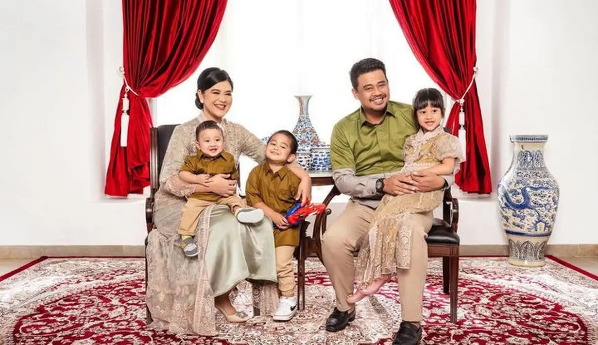 Ayang bergaya twinning dengan putrinya. Sementara Bobby memakai kemeja two tone warna hijau dan krem. Serta kedua anak laki-lakinya memakai kemeja koko berwarna cokelat. [Foto: @ayanggkahiyang]