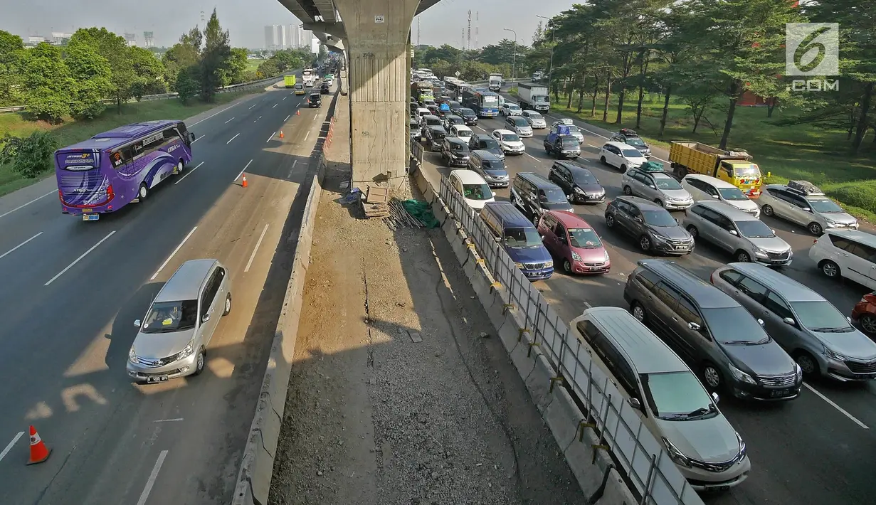 Kendaraan melintas di contraflom KM 28 Tol Jakarta - Cikampek, Jawa Barat, Kamis (30/5/2019). Rekayasa lalu lintas contraflow mulai pukul 05.30 WIB dari kilometer 29 sampai kilometer 61. (Liputan6.com/Herman Zakharia)
