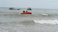 Proses pencarian korban tenggelam di Pantai Manggar Balikpapan Kaltim.