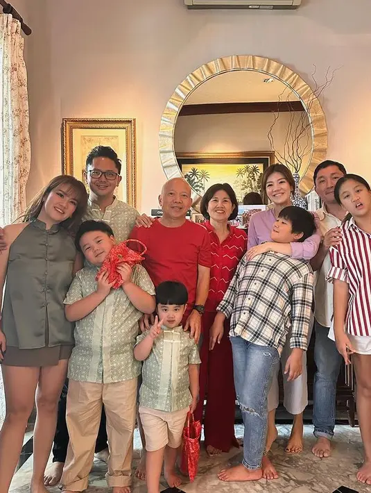 Agatha Suci juga merayakan Imlek bersama keluarga besar. Ia tampil kasual dengan kemeja lengan panjang ungu dipadukan celana panjang putih. [@agatha_suci]