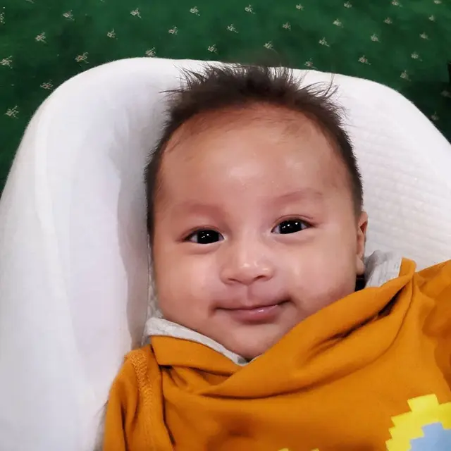 6 Potret Kiano Temani Baim Wong di Masjid, Anteng dan Bikin Gemas