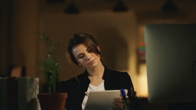 illustrasi wanita bekerja di malam hari